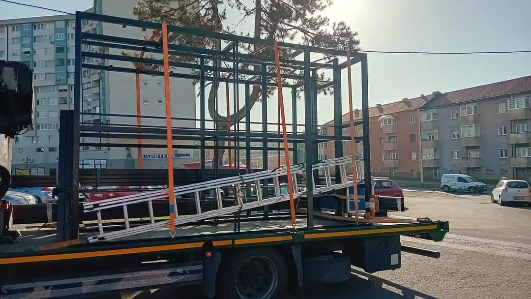 Na stadionu Tušanj u toku postavljanje velikog semafora (FOTO)