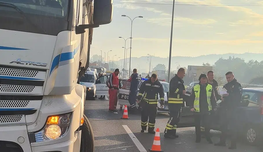 Teška saobraćajna nesreća na ulazu u Tuzlu, saobraćaj blokiran