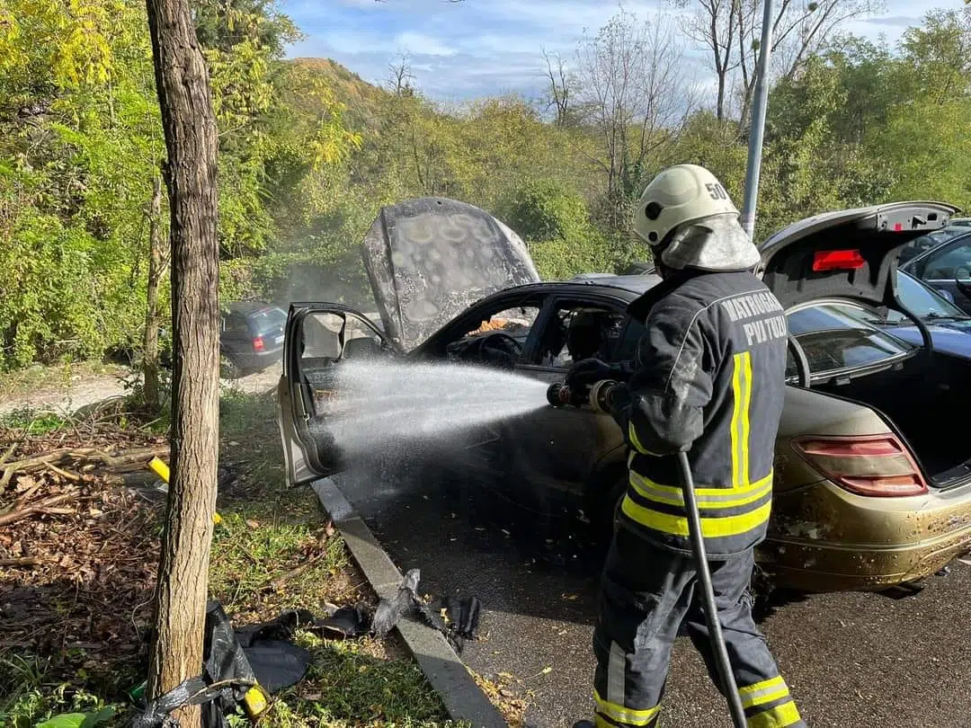 Mercedes potpuno izgorio na prakingu kod UKC-a u Tuzli, jedna osoba povrijeđena (FOTO)