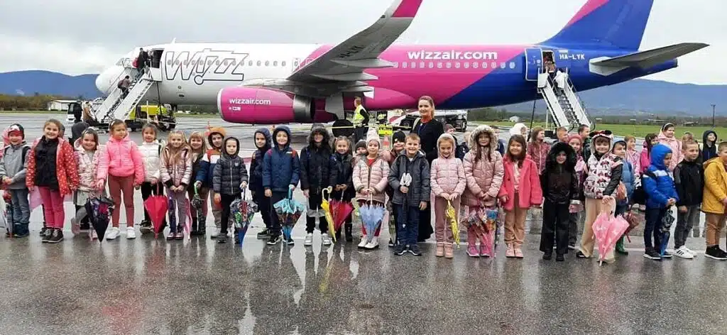 Prva OŠ:Učenici prvih razreda posjetili Aerodrom “Tuzlu”