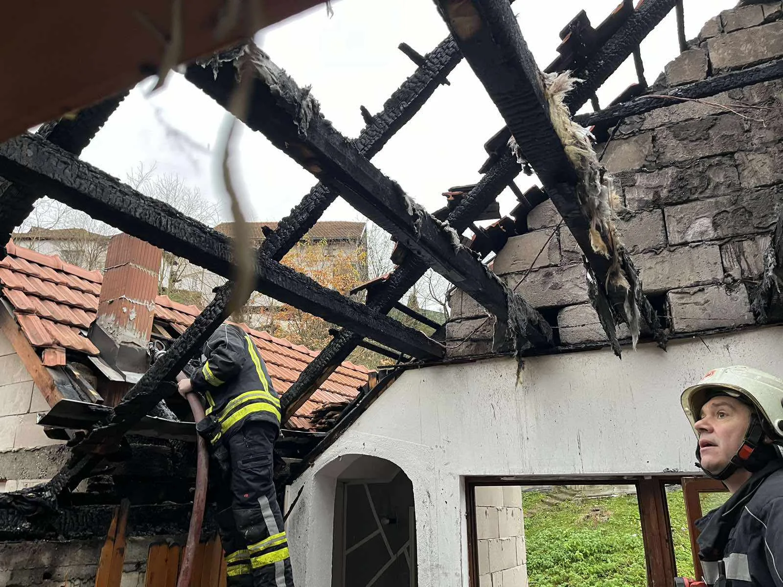 (Foto) Tuzlanski vatrogasci ugasili požar na kući, pričinjena velika materijalna šteta