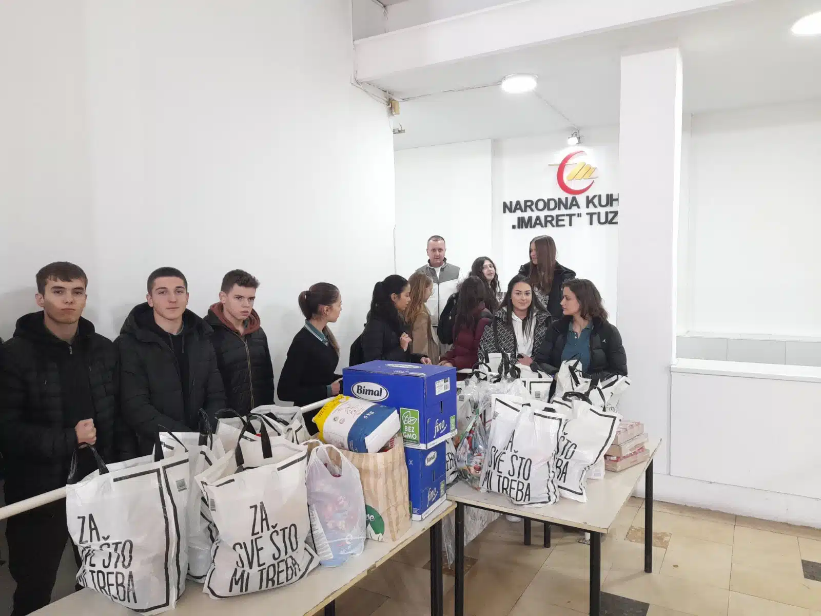 (Foto) Sedmica tolerancije: Učenici obezbijedili pomoć za 18 tuzlanskih porodica i Narodnu kuhinju “Imaret”