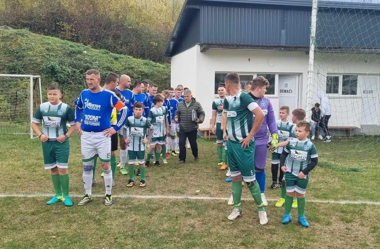 Fudbaleri Sapne izašli na utakmicu u pratnji polaznika škole fudbala (FOTO)