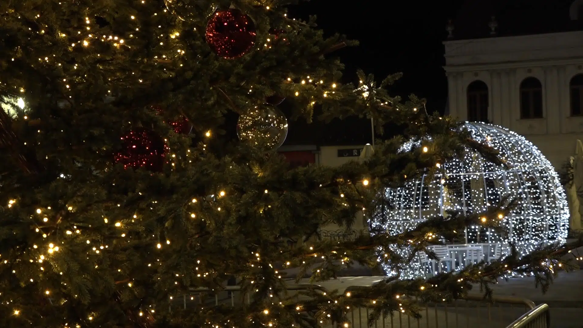 (VIDEO) Trg slobode u Tuzli zasjao u prazničnom ruhu