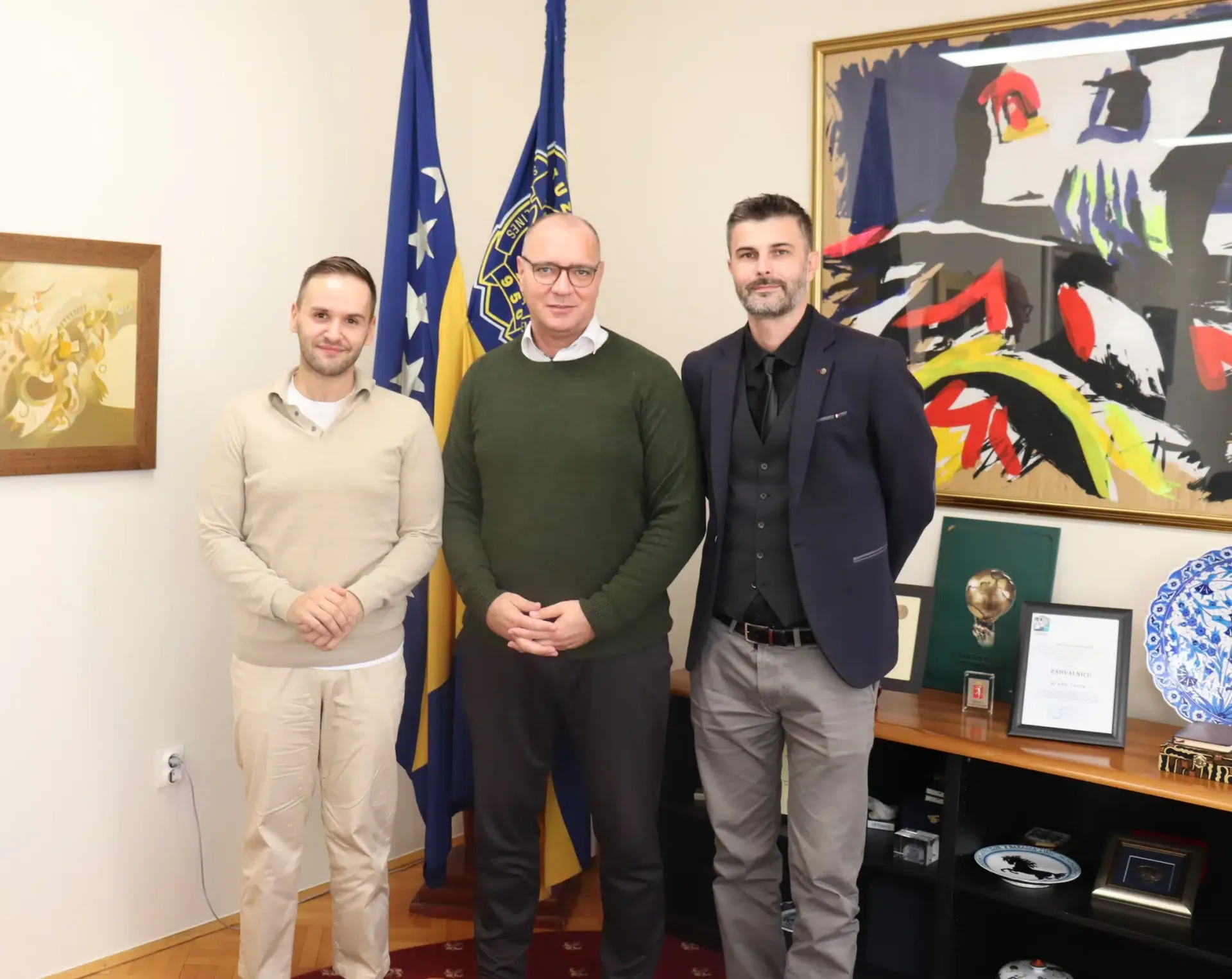 Gradonačelnik Lugavić se sastao sa Mirzom Mustafagićem i predstavnikom Fondacije tuzlanske zajednice u povodu humanitarne kampanje “I ti možeš biti ta osoba”