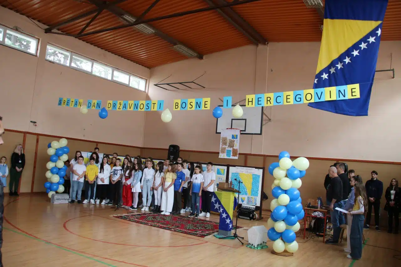 Teočanski osnovci i srednjoškolci obilježili Dan državnosti Bosne i Hercegovine (FOTO)