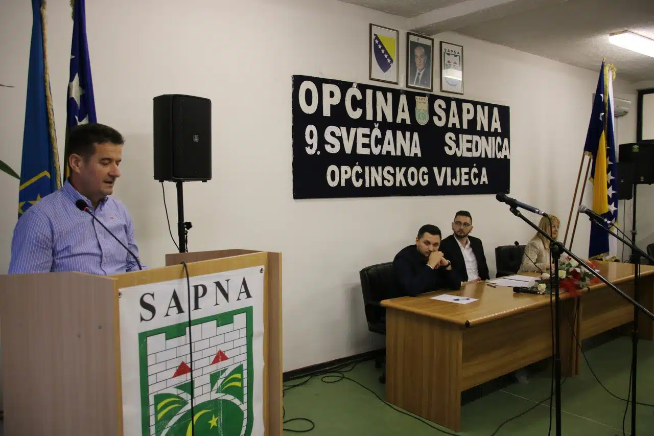 Dan državnosti Bosne i Hercegovine obilježen u Sapni (FOTO)