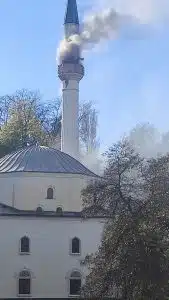 Požar u džamiji Husejnija, uviđaj u toku
