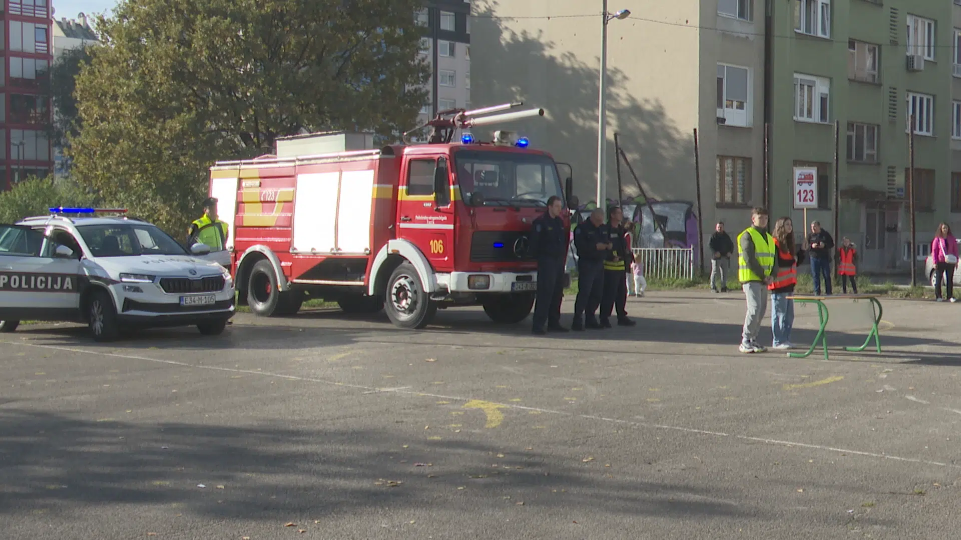 (VIDEO) Učenici Osnovne škole “Novi Grad” družili se sa vatrogascima, policajcima i uposlenicima Službe hitne medicinske pomoći