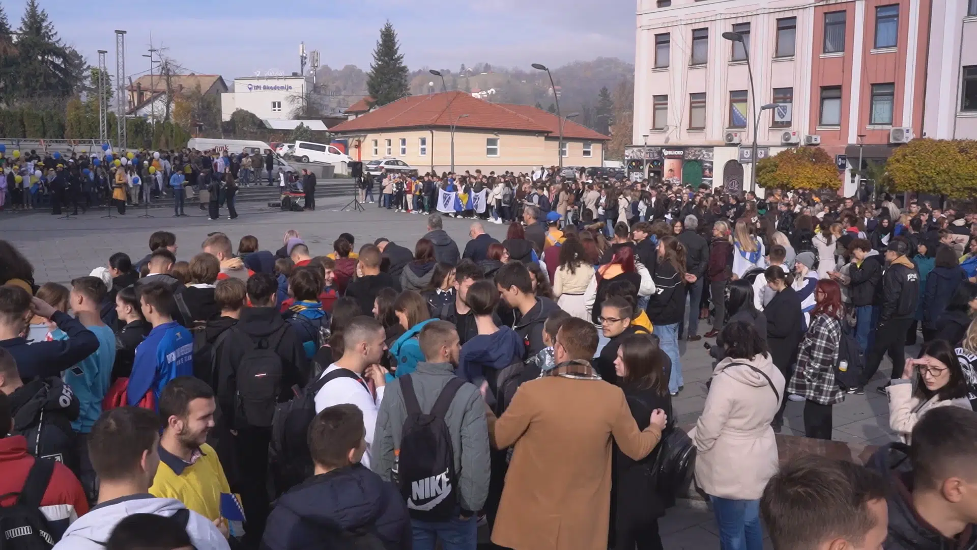 (VIDEO) Performans tuzlanskih učenika povodom Dana državnosti BiH