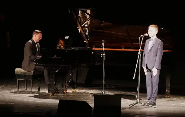 Prvi koncert Ajdina Osmanovića: Dječak bisernog glasa oduševio publiku u punom BKC-u u Tuzli
