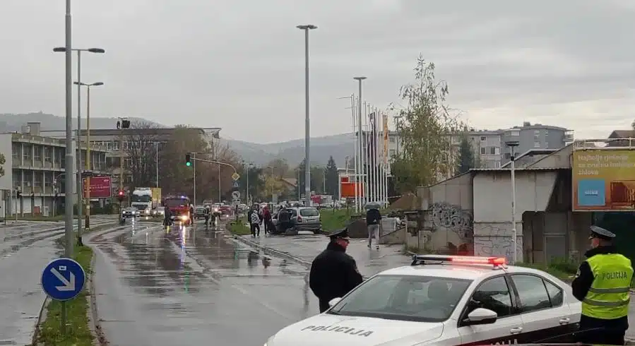 (VIDEO) Šest osoba povrijeđeno u saobraćajnoj nezgodi kod tuzlanskog Mejdana