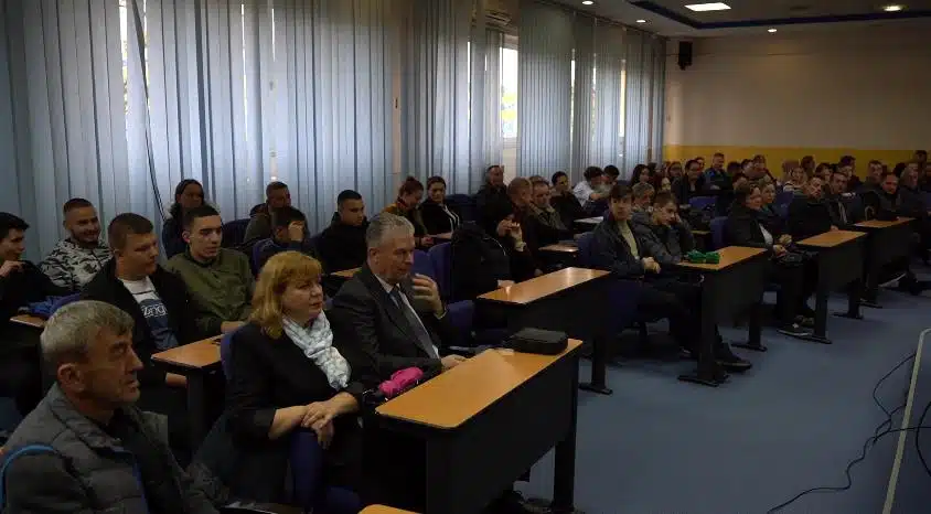 (VIDEO) Potpisani ugovori za stipendiranje 52 učenika koji pohađaju deficitarna zanimanja u TK