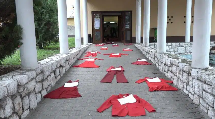 (VIDEO) Tuzla: Postavka pod nazivom „Oprez. Ubijaju žene.“
