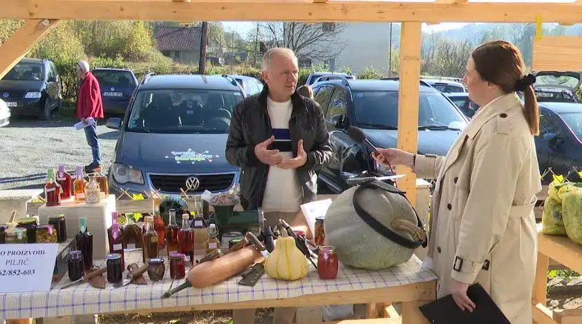 (VIDEO) Sajam „Okusi poljoprivrednih proizvoda“ u Dragunji nudi široku paletu domaćih proizvoda