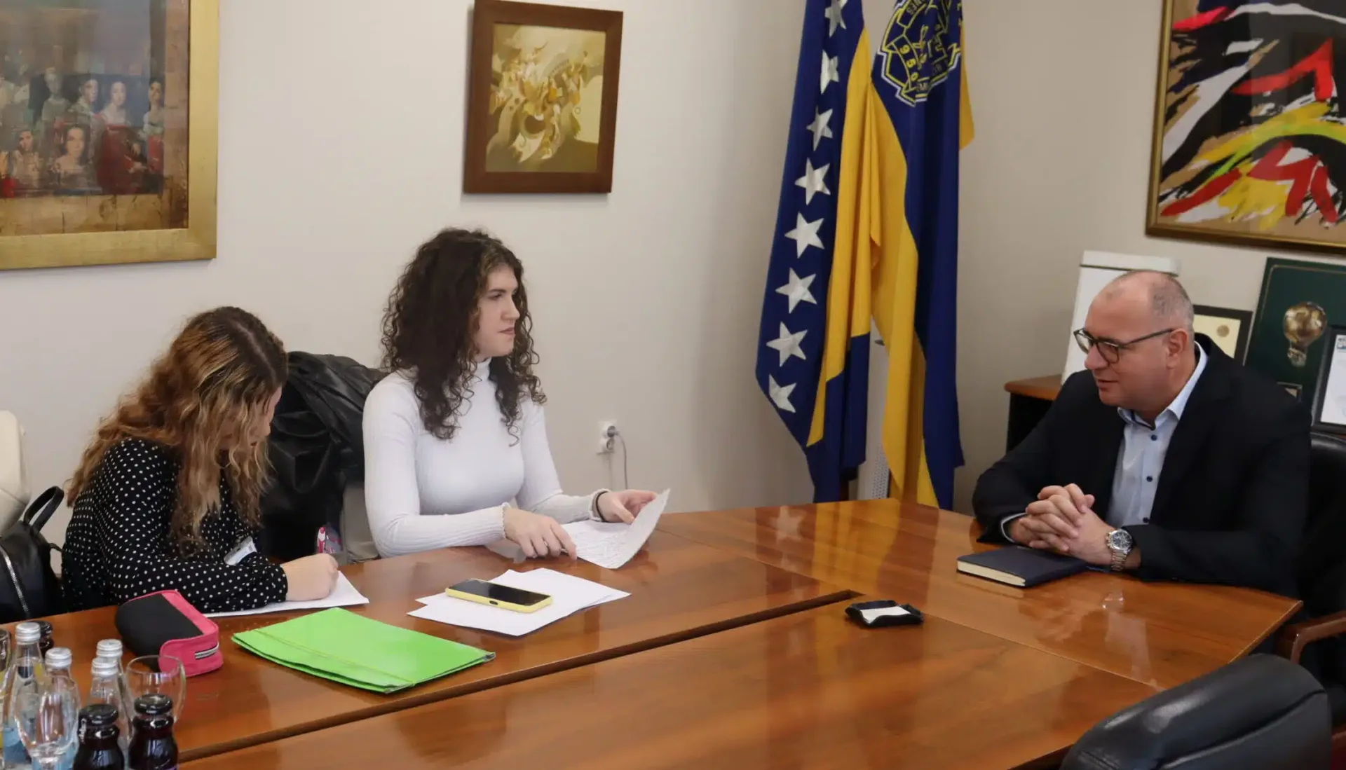 Gradonačelnik Lugavić razgovarao sa učenicama Medicinske škole o problemu odlaska mladih