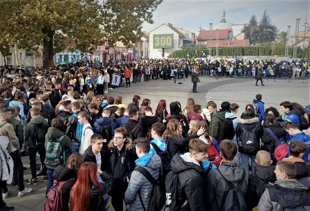 Više od 2000 učenika na Trgu slobode u Tuzli  performansom obilježili Dan državnosti BiH