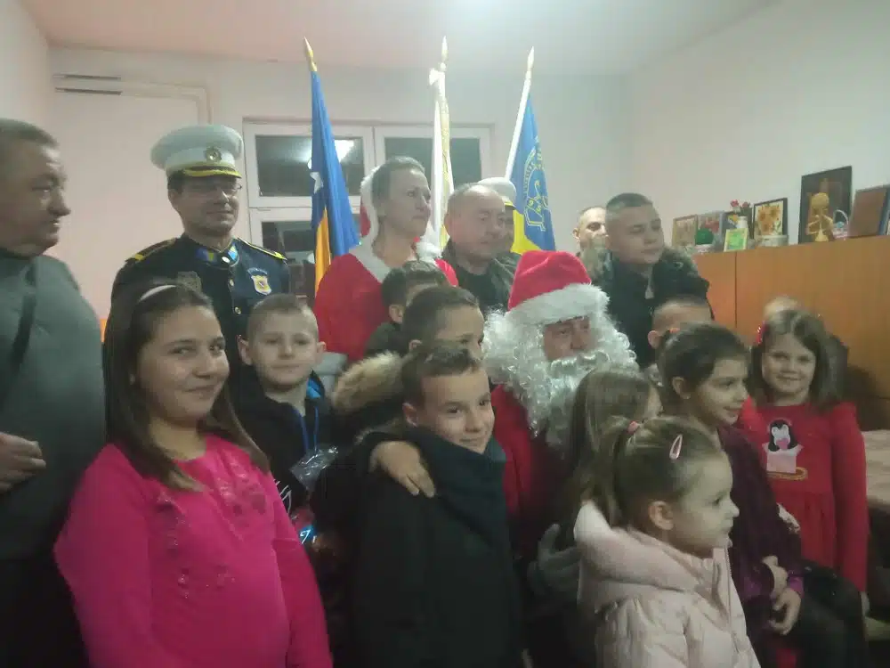 Udruženje policije „Manevarac“Tuzla: Novogodišnja podjela paketića za djecu