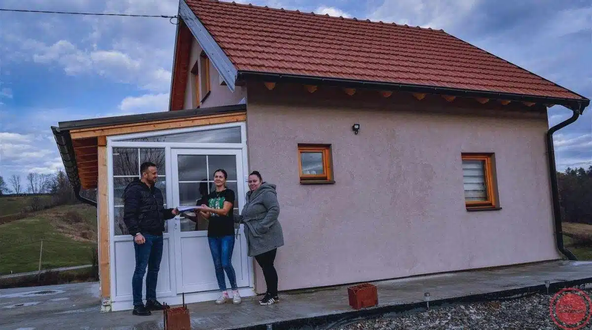Izvršena primopredaja tri stambene jedinice –