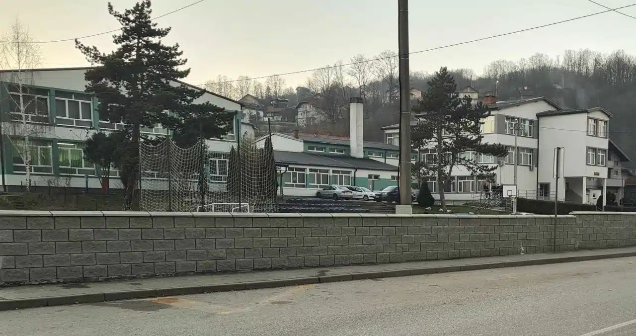 OŠ Sapna: U toku realizacija brojnih projekata na uređenju školskih objekata i dvorišta (AUDIO+FOTO)