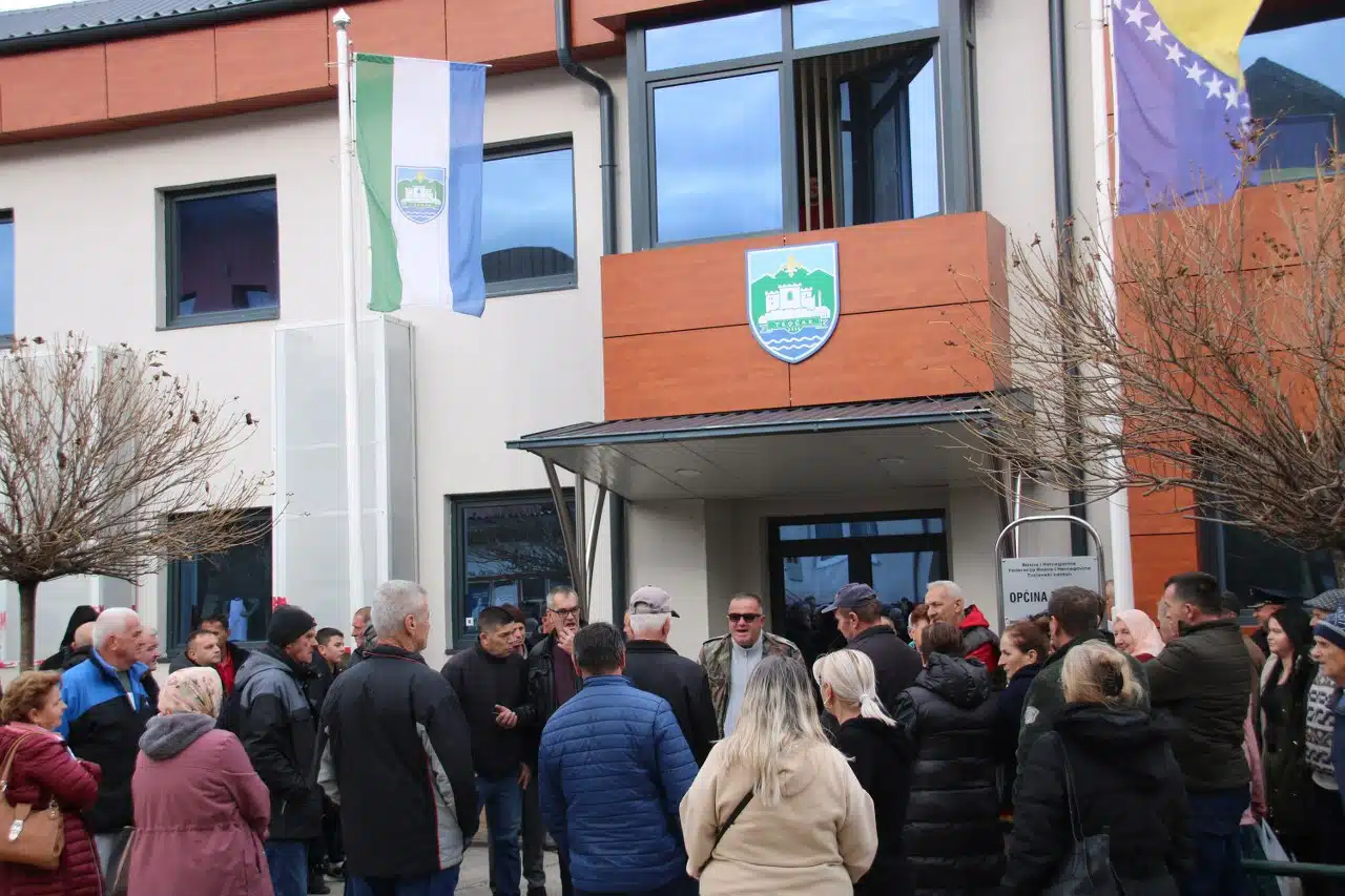 Direktoru Doma zdravlja Teočak istekao mandat, građani mu pružili podršku