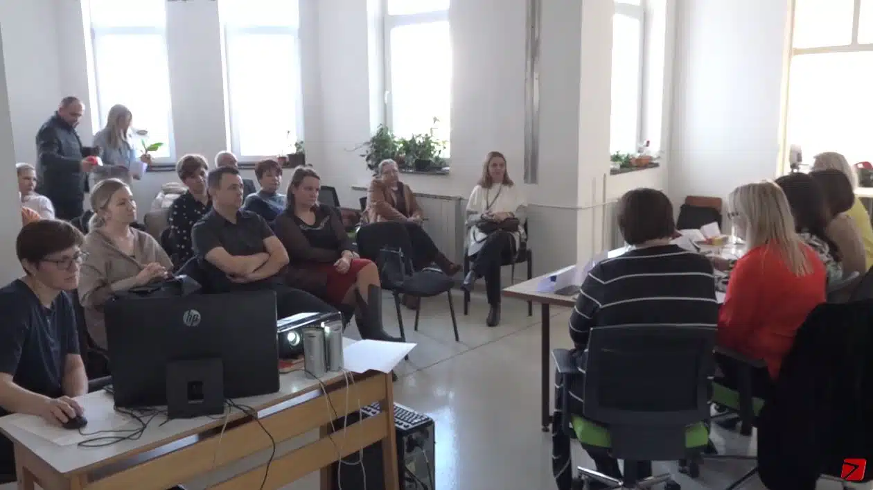 (Video) U Tuzli održana tribina „Inkluzija učenika oštećenog sluha u redovnim školama“