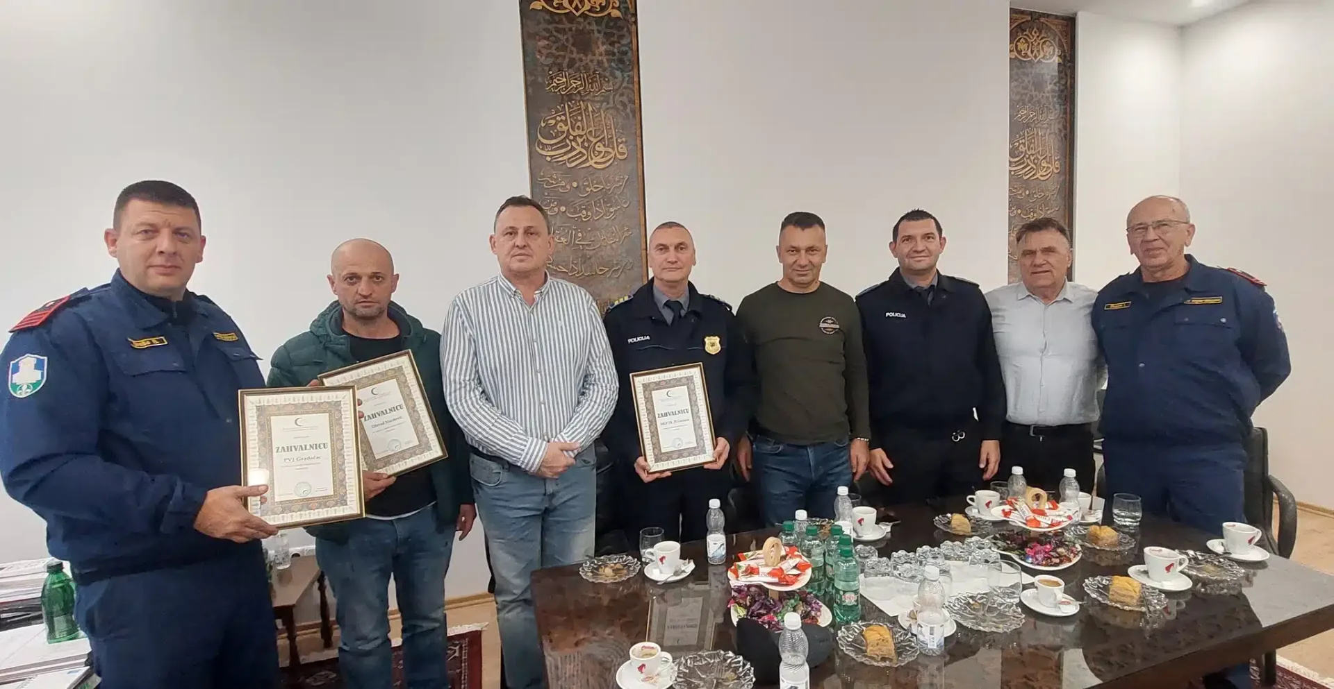 Medžlis IZ Gradačac uručio zahvalnice za profesionalnu intervenciju i brzo gašenje požara u džamiji “Husejniji” 13/12/2023 | objavio GRADAČAC