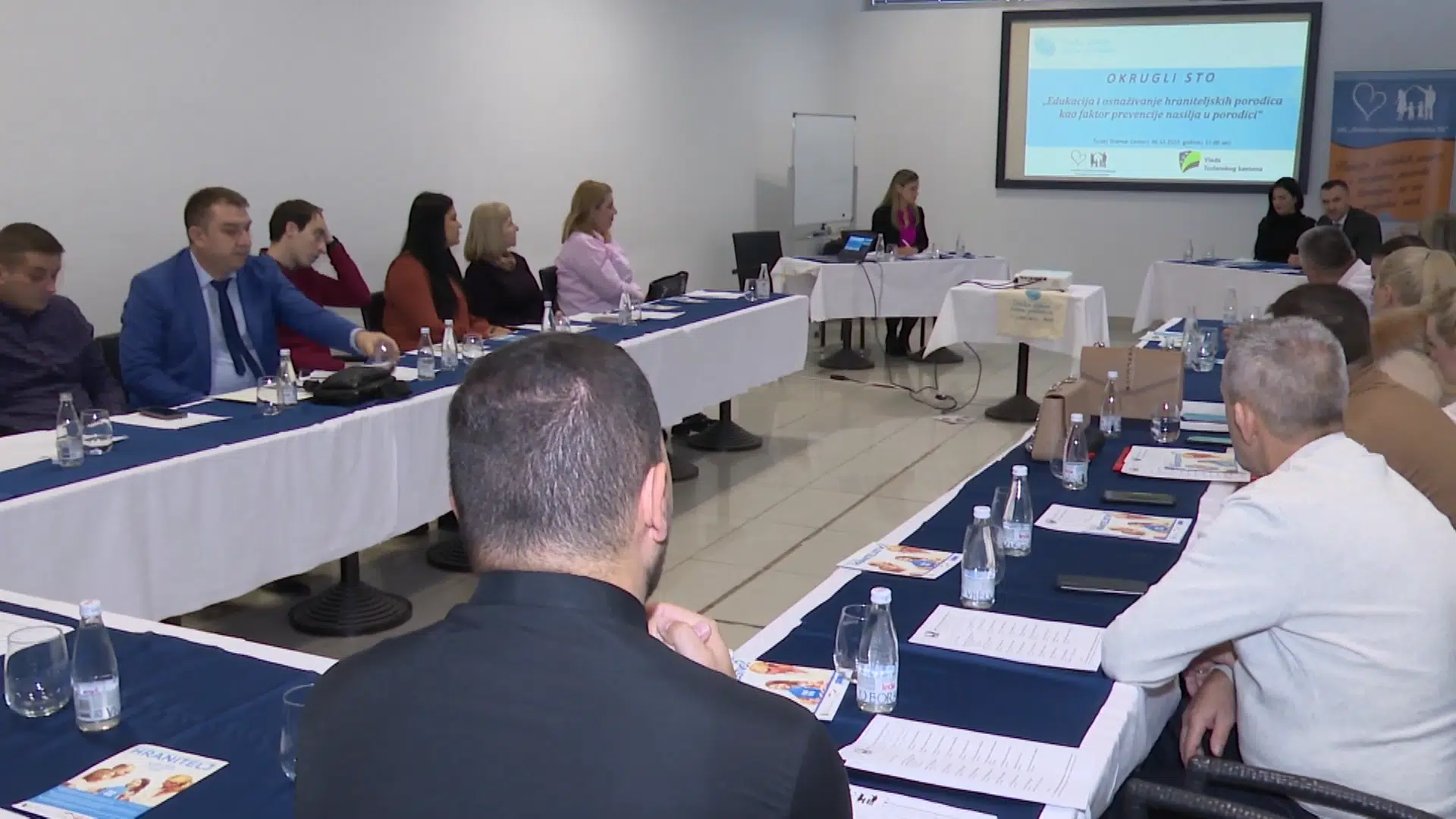 (Video) Okrugli sto posevećen edukaciji i osnaživanju hraniteljskih porodica