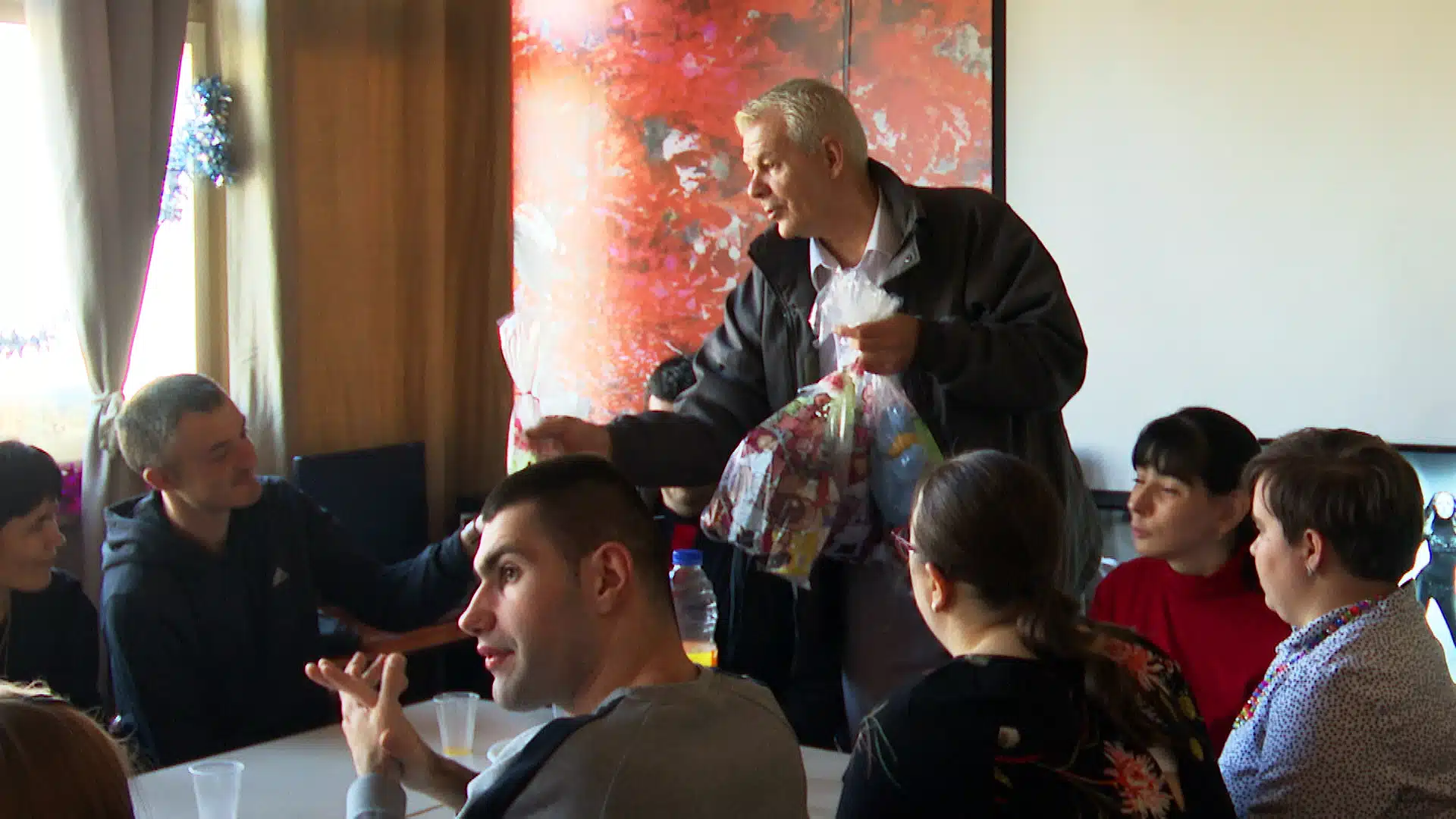 (Video) Udruženje “Otvoreno srce” paketićima obradovalo djecu udruženja “URODIOL TK i “Duga” iz Tuzle