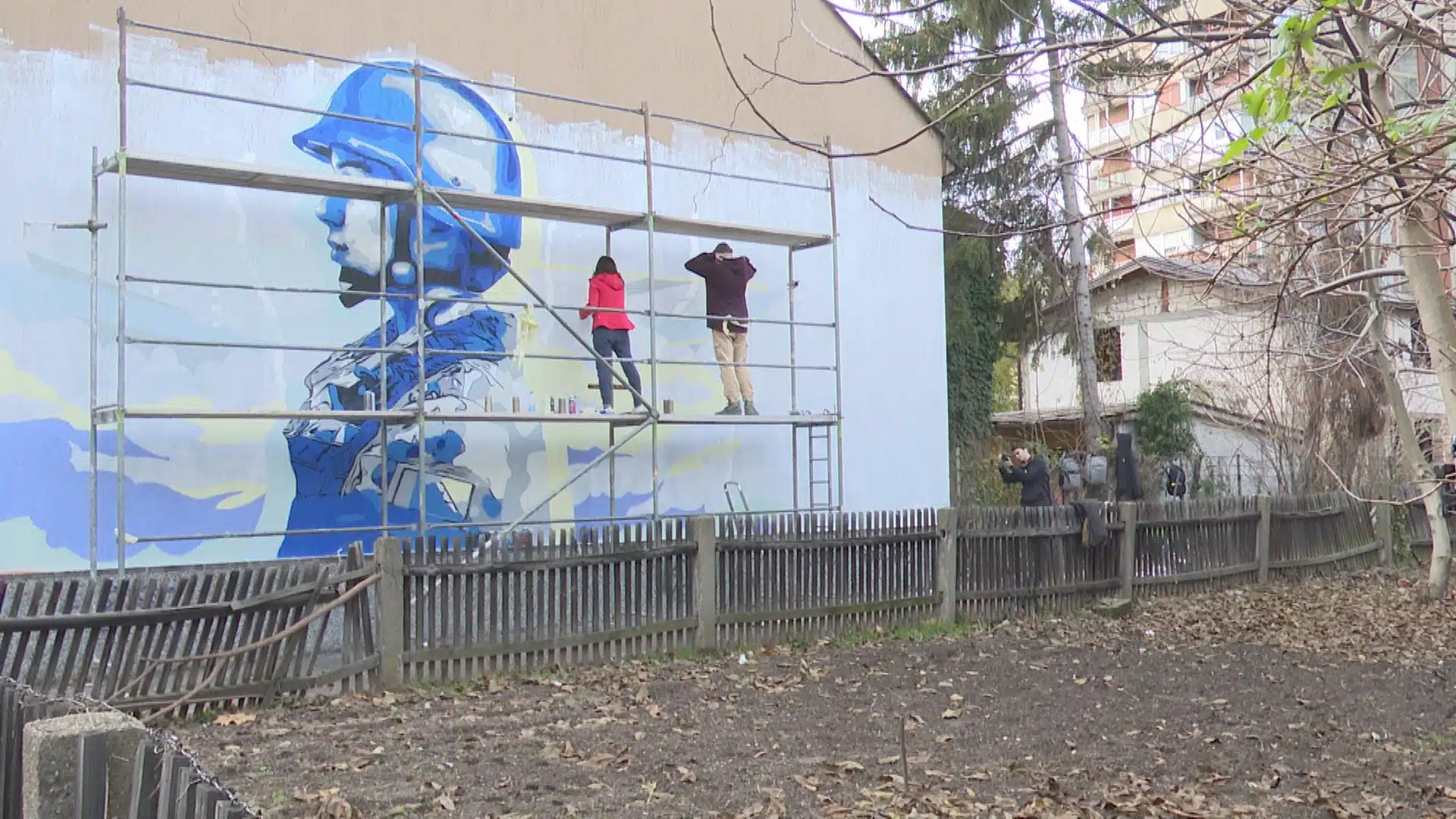 (Video) Dan OS BiH: Mural vojnikinje od danas krasi Džafer Mahalu