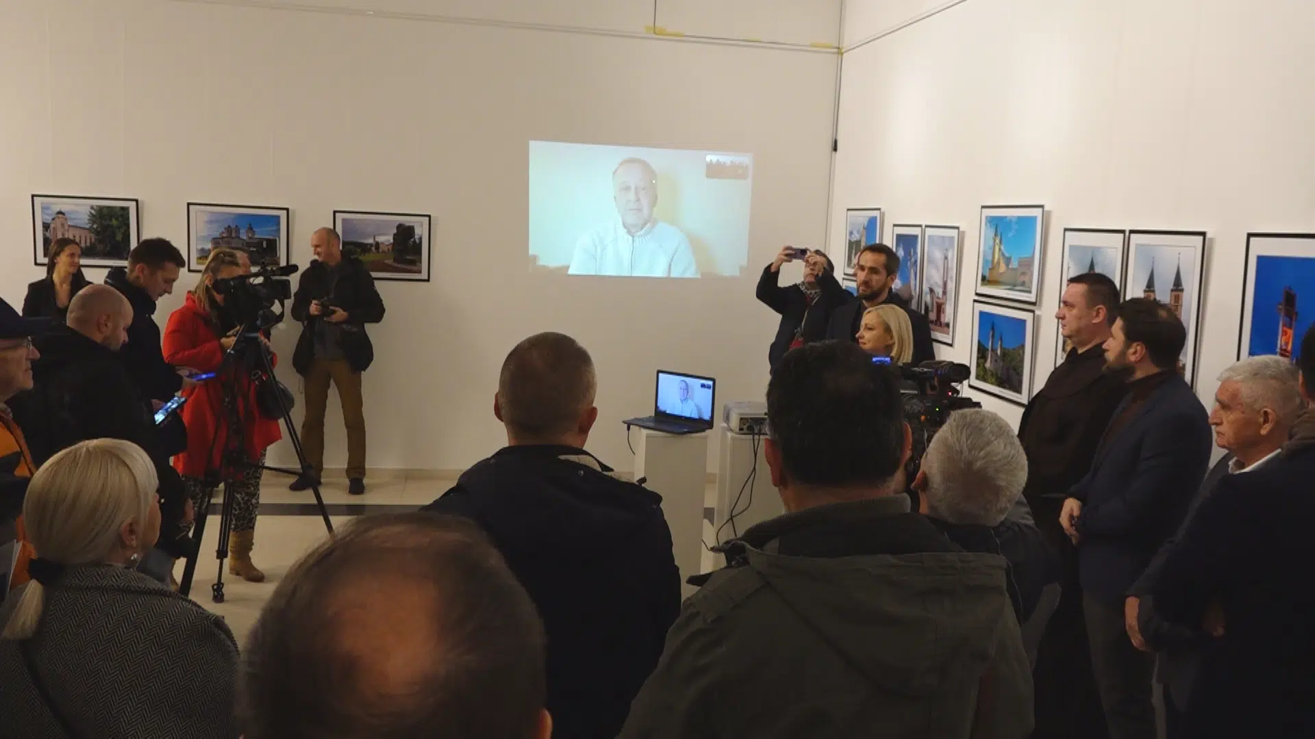(Video) U Galeriji “Kristijan Kreković” u Tuzli otvorena izložba fotografija vjerskih objekata u BiH autora Samira Zahirovića