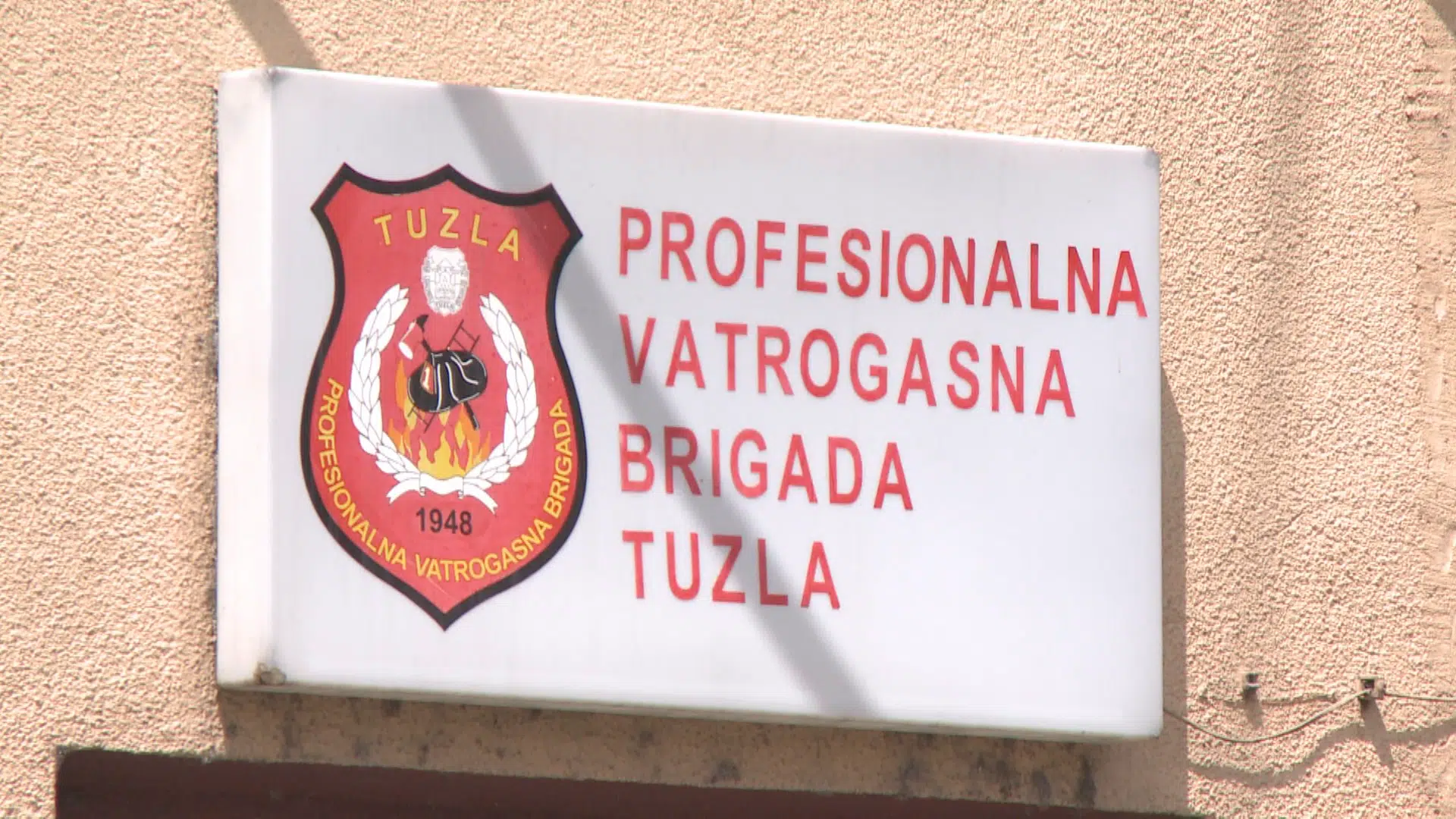 (Video) Tuzlanski vatrogasci rade pojačanim kapacitetom, uputili su apele građanima