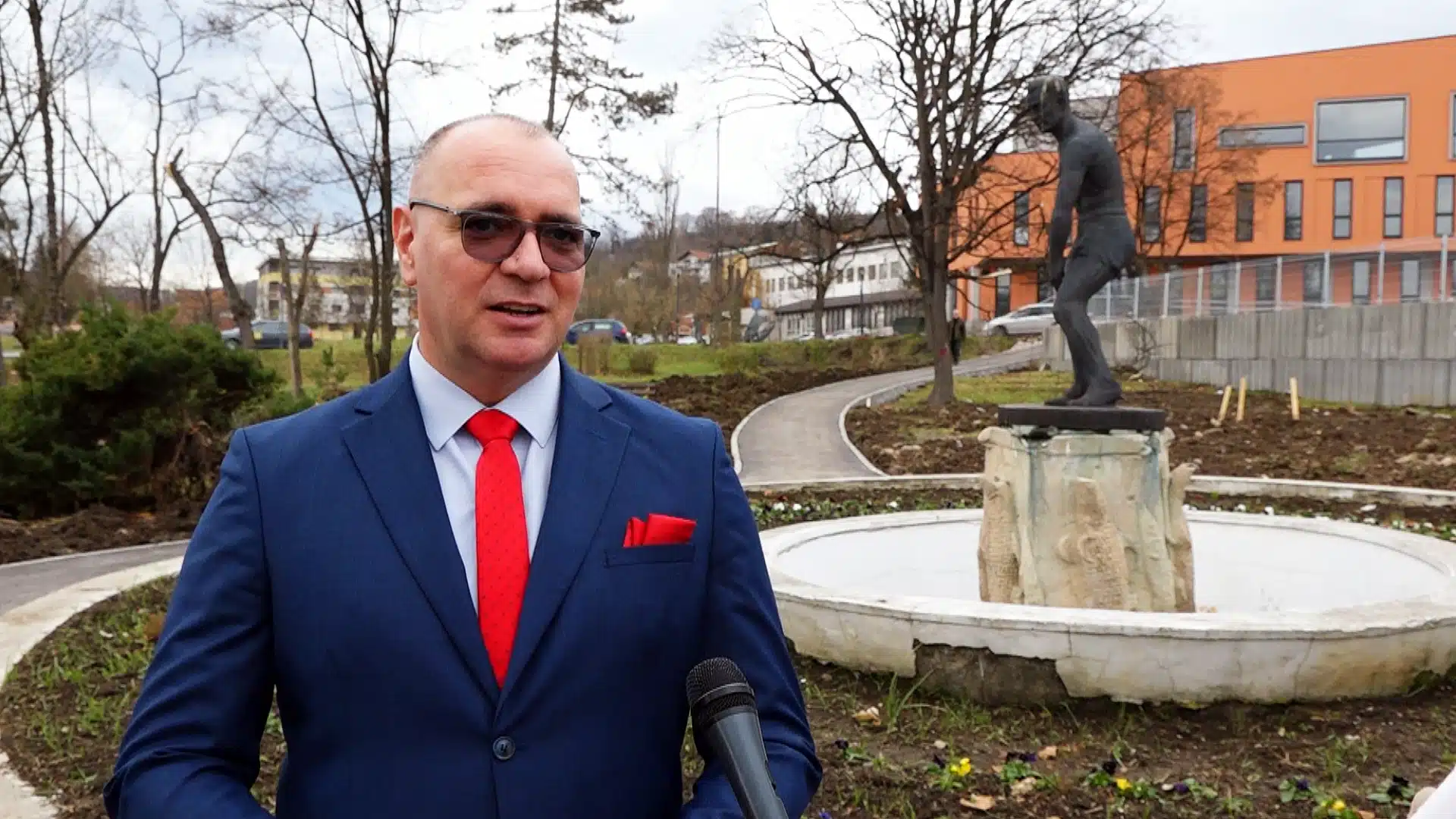 (VIDEO) U toku obnova parka kod Muzičke škole u Tuzli