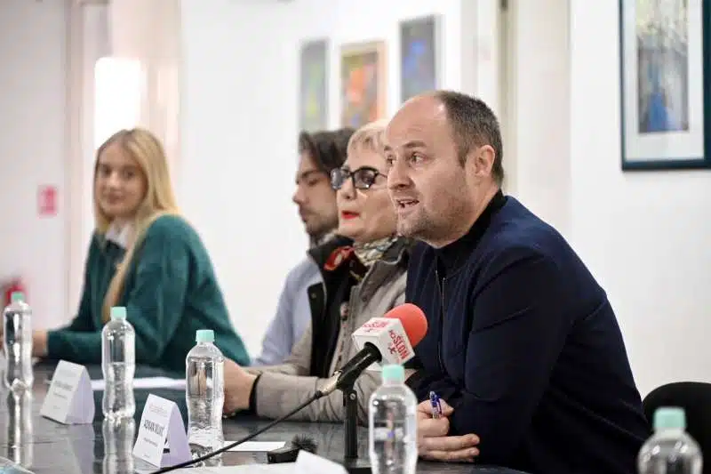 ”Ljubav Omera i Merime” nova predstava tuzlanskog Pozorišta mladih u režiji Adnana Mujkića