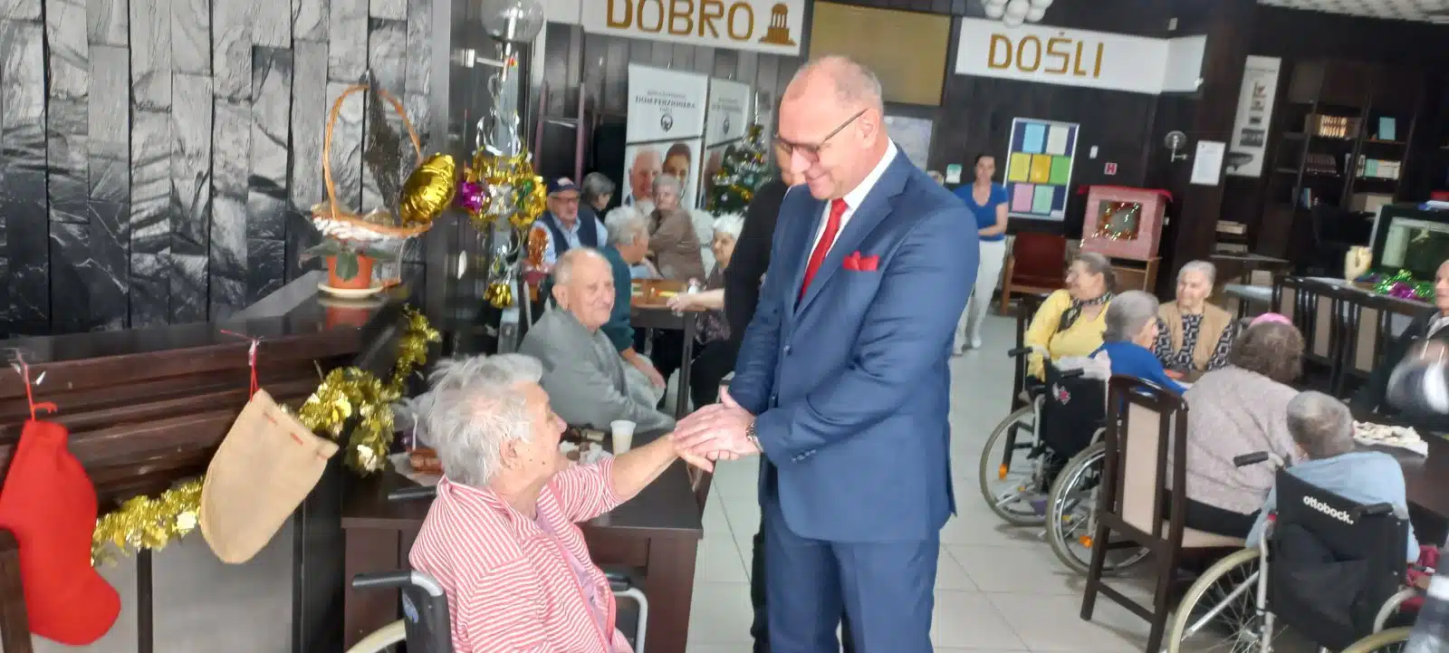 Božićno druženje gradonačelnika Lugavića sa korisnicima Doma penzionera u Tuzli (FOTO)