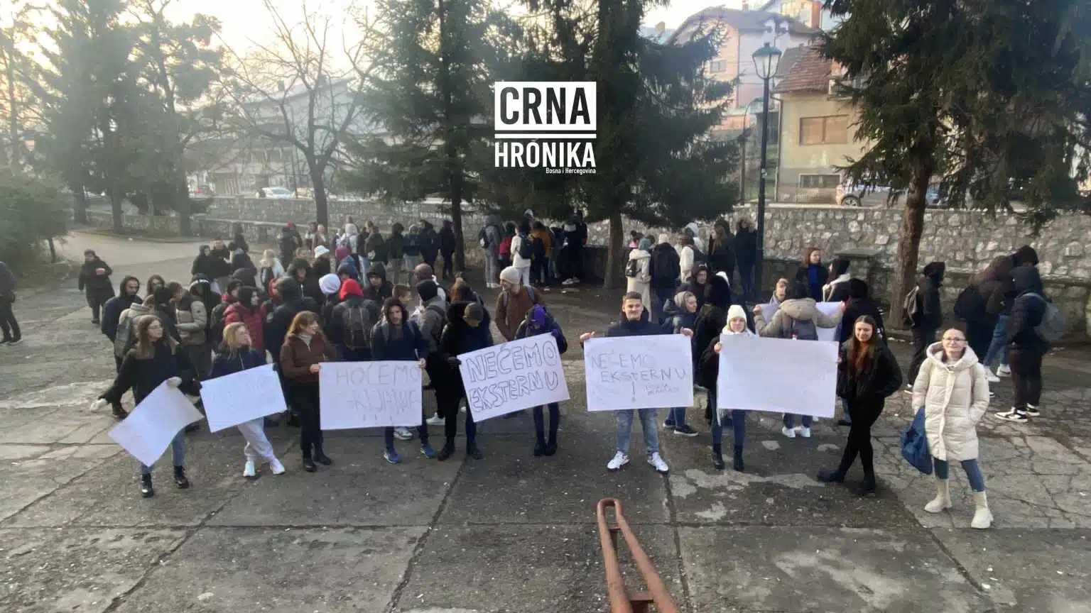 MATURANTI U GRAČANICI ODRŽALI PROTESTE: “NEĆEMO MATURU, HOĆEMO PRAKSU I GRIJANJE”