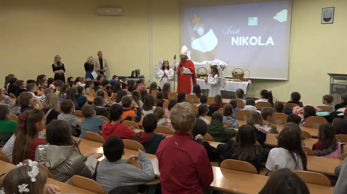 (VIDEO) Priča za vikend: Učenici KŠC Tuzla dočekali Svetog Nikolu