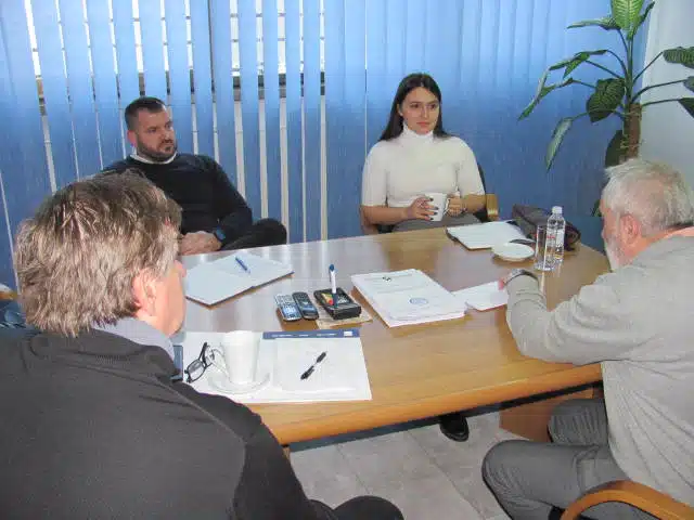 Direktor Doma zdravlja prof. dr. Samir Mačković razgovarao sa poslanicom u Skupštini Tuzlanskog kantona Silvom Banović o usvojenoj inicijativi GPS narukvica za osobe s posebnim potrebama