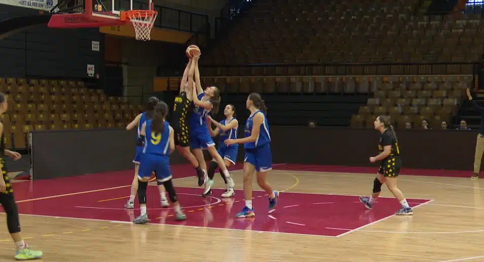 (VIDEO) WABA U17 u Tuzli: Košarkašice StarTZ-a savladale ŽKK Badel 1862 rezultatom 69:43