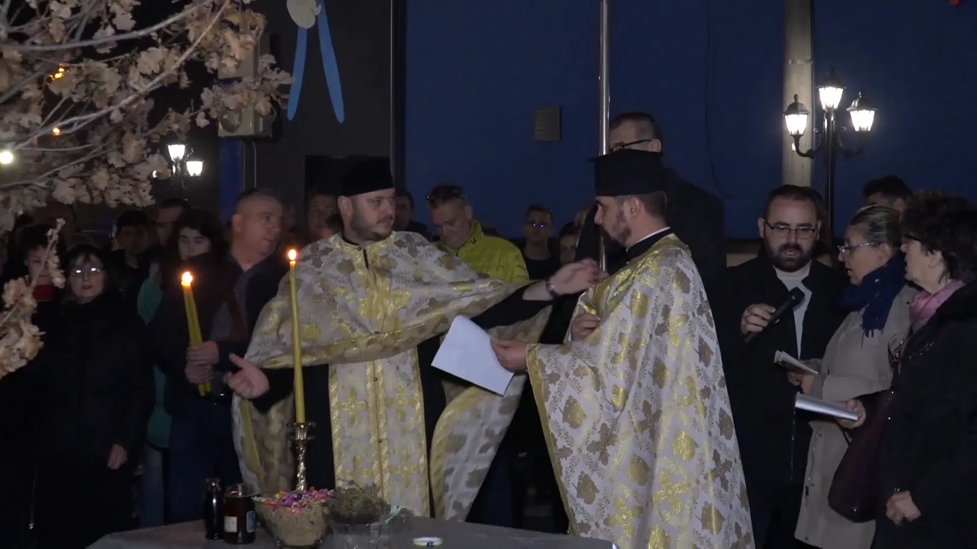 (Video) Uoči Božića: Pravoslavni vjernici u Tuzli zapalili badnjak