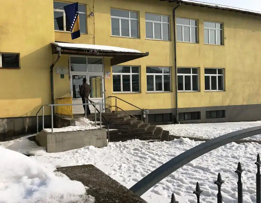 Prekid nastave u nekoliko škola Tuzlanskog kantona uslijed obilnih sniježnih padavina