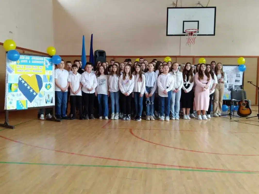 Dan nezavisnosti BiH obilježen i u teočanskim školama (FOTO)