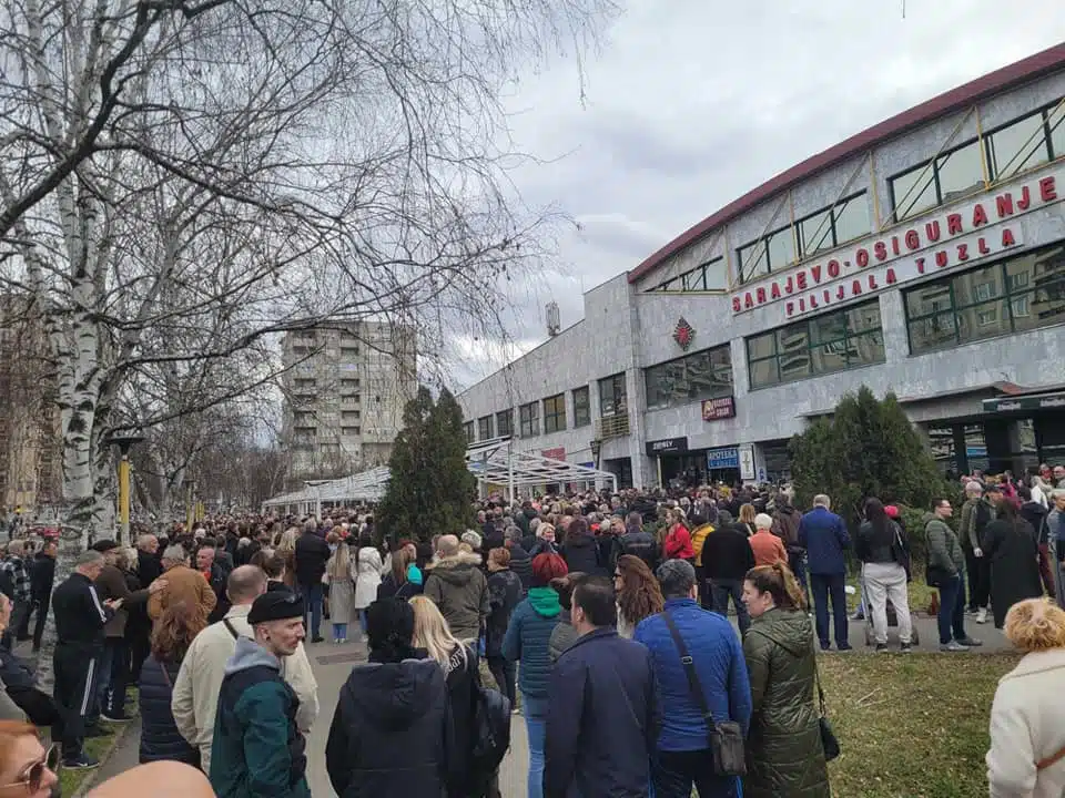 (Foto) Veliki broj okupljenih na mirnoj šetnji za Amru Kahrimanović