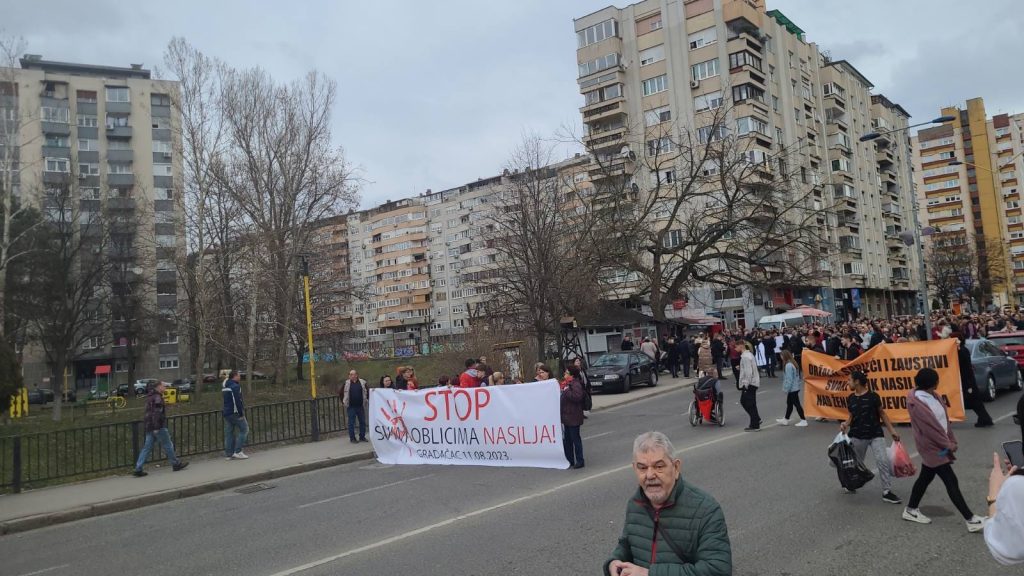 (foto) veliki broj okupljenih na mirnoj šetnji za amru kahrimanović