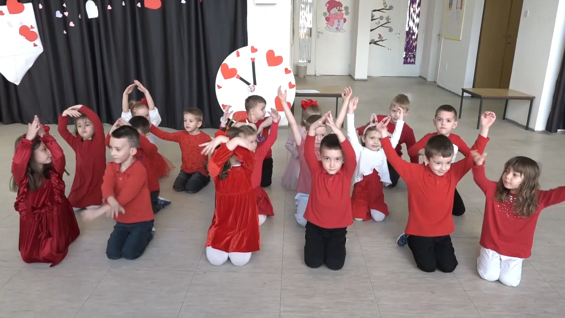 (Video) Mališani iz obdaništa “Pčelica” JU “Naše dijete Tuzla prigodnim programom obilježili Valentinovo