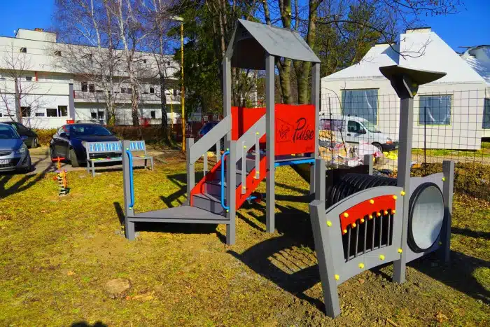 Snagom građanskog aktivizma izgrađeno igralište ispred dječije bolnice u Tuzli (FOTO)
