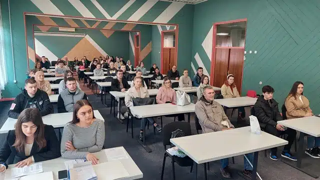 Grad Gradačac nastavlja sa stipendiranjem učenika i studenata i u školskoj/akademskoj 2023/24. godini