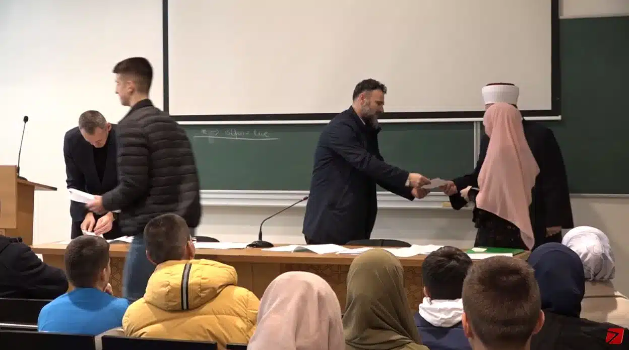 (Video) Medžlis Islamske zajednice Tuzla za stipendiranje učenika i studenata izdvojio oko 18.000 KM
