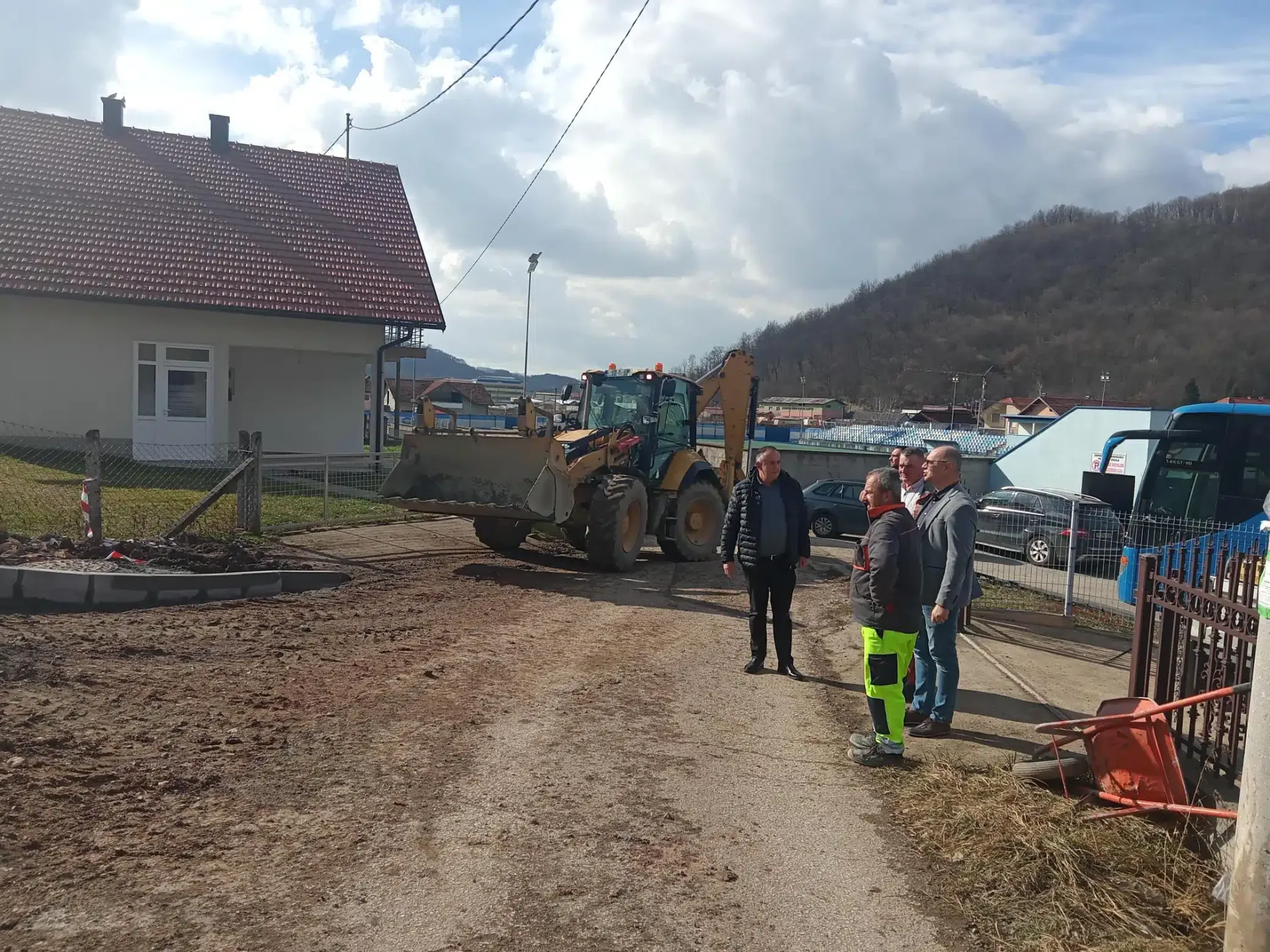 U toku radovi na asfaltiranju puta u ulici Zlatnih ljiljana u Tuzli (FOTO)
