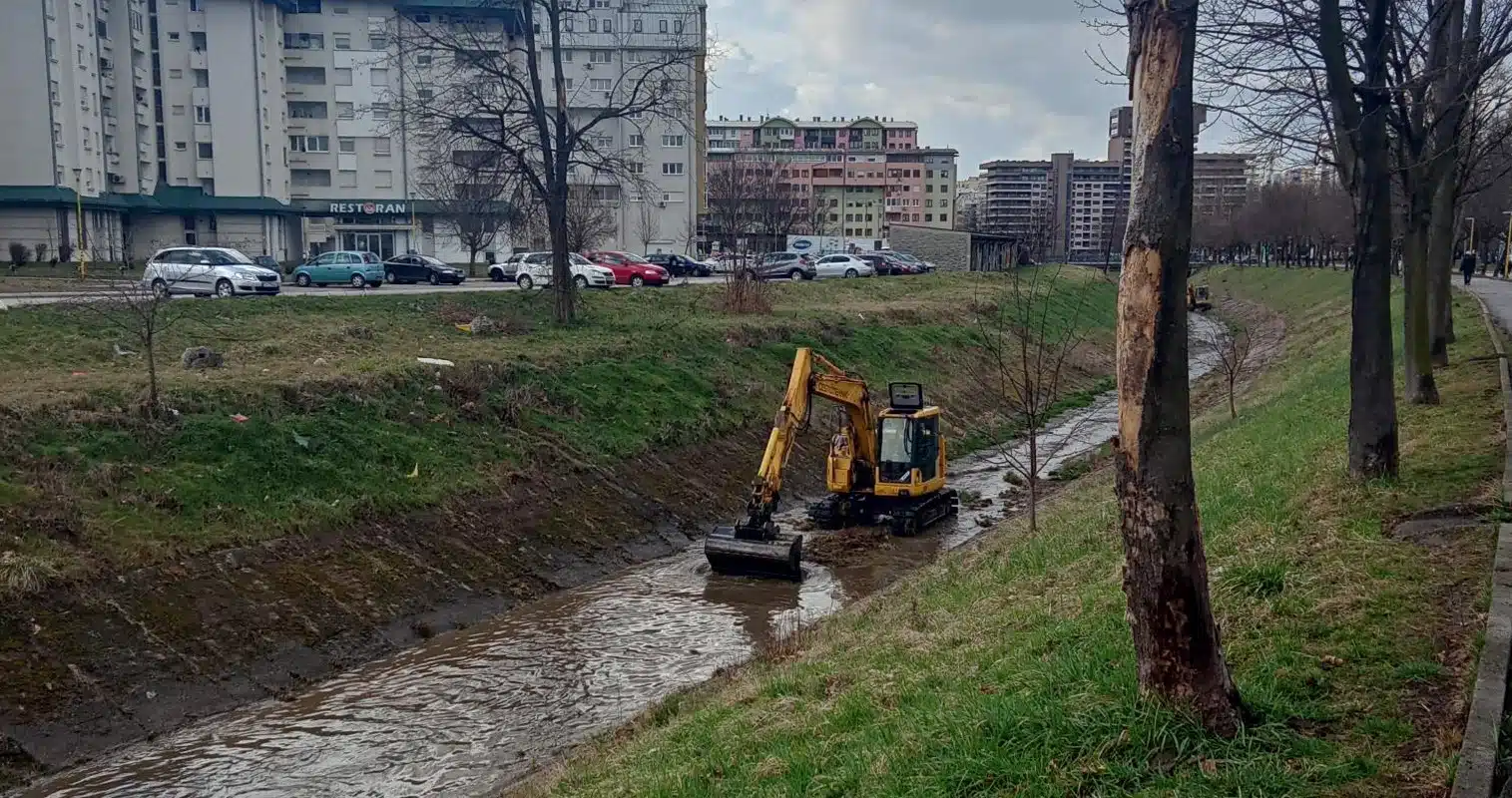 U Tuzli u toku radovi na čišćenju korita Jale i održavanju higijene u MZ Slavinovići (FOTO)